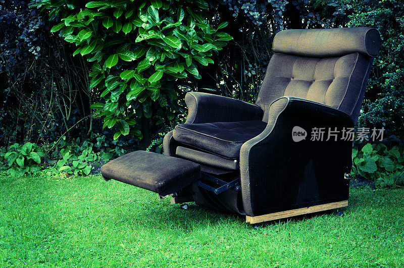 花园里的复古躺椅