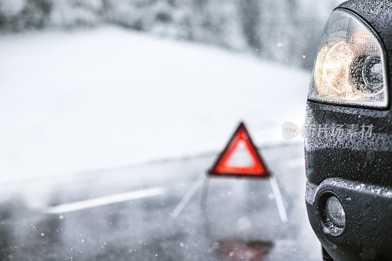 农村的车辆在暴风雪中抛锚了