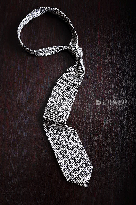 优雅的领带放在桌上