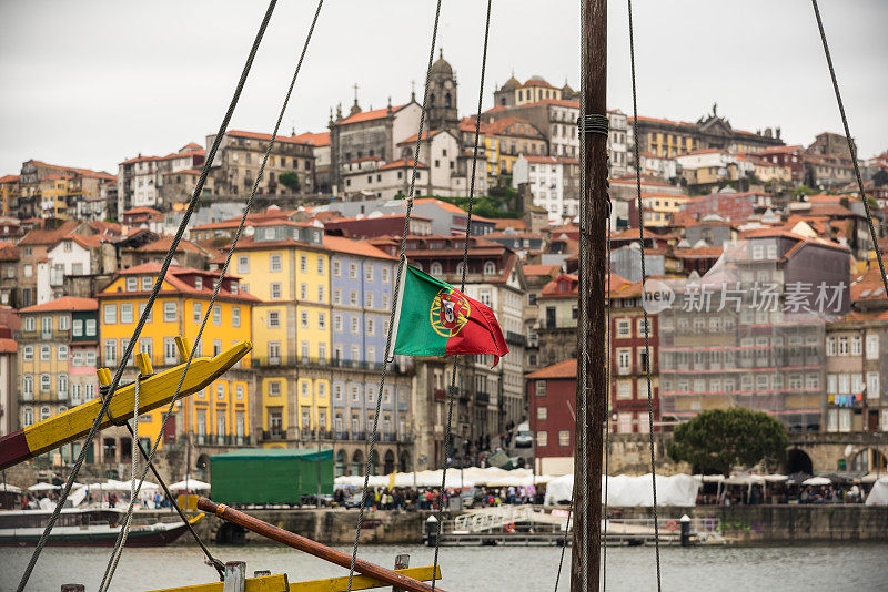 葡萄牙国旗上的船前波尔图城市形状