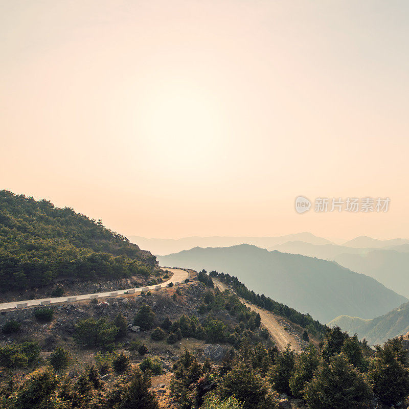 远眺，一条高速公路穿过一座山