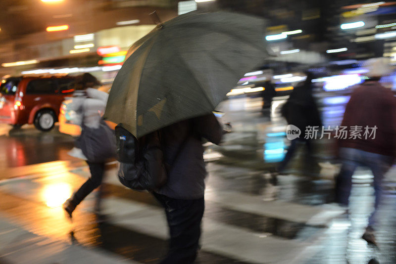 在夜里行走的行人