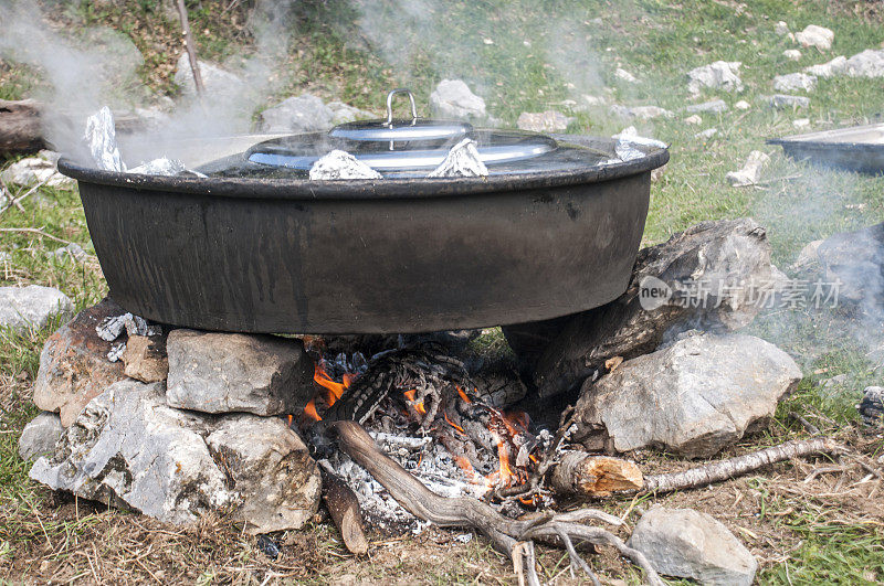在篝火上用大锅准备食物