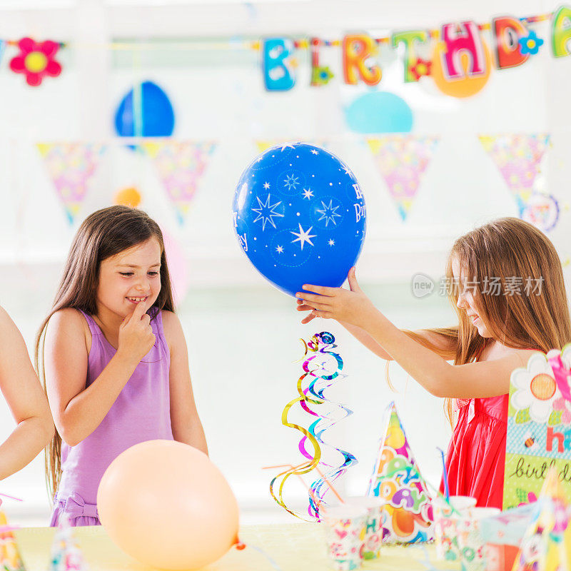 在生日聚会上玩气球。