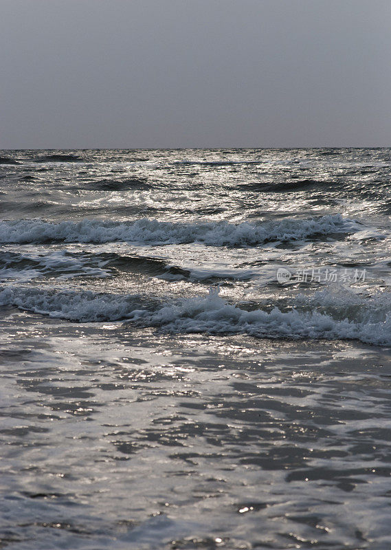 波罗的海的海浪翻滚向菲斯克兰-达斯-津斯特半岛海岸