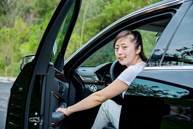 亚洲女人和她的车