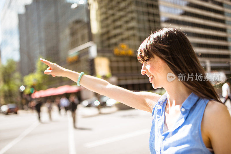 随意的女游客在蒙特利尔的城市景象