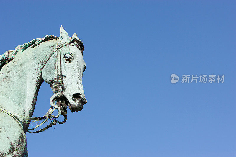 骑马的维多利亚女王雕像，利物浦