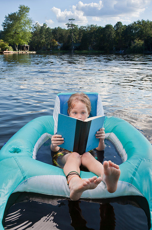 夏天在湖边看书