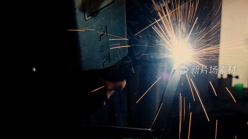 工业工人与焊接工具