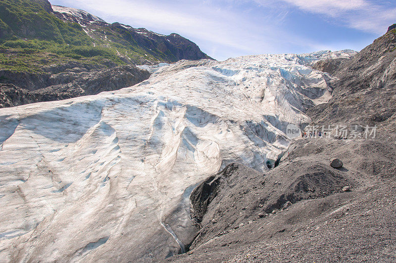 游客近距离观看阿拉斯加冰川