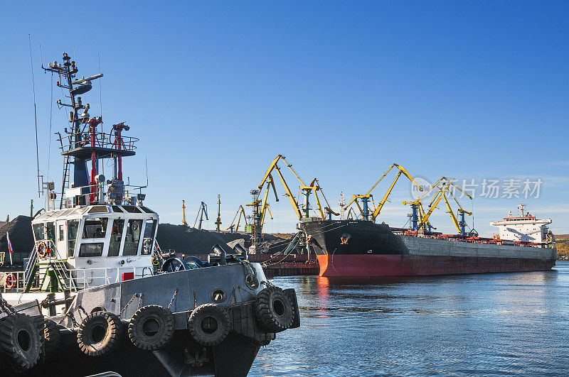 货船，标签船，港口起重机，煤炭