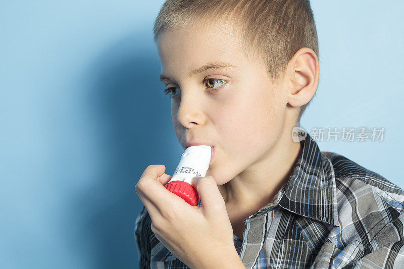 哮喘的小男孩