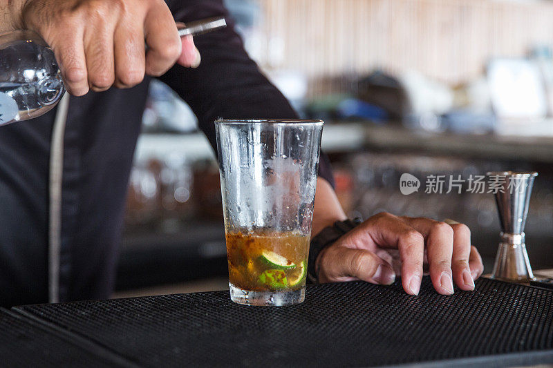 男调酒师准备莫吉托鸡尾酒