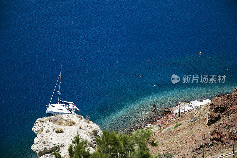 双体船在圣托里尼岛