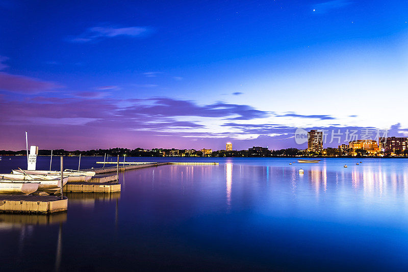 受欢迎的湖卡尔霍恩黄昏在城市的湖泊，明尼阿波利斯