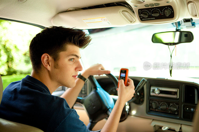 青少年开车时发短信