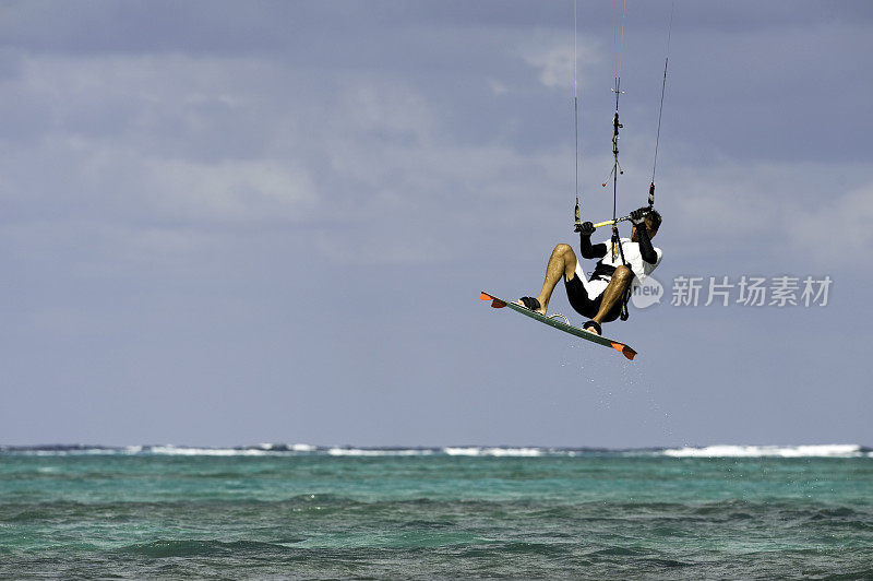 风筝冲浪者在加勒比海飞行