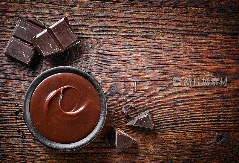 巧克力奶油和巧克力块