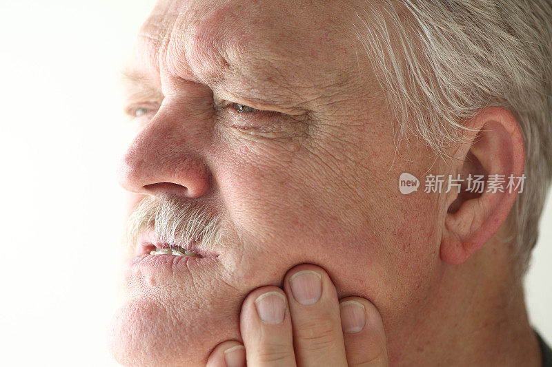 老人下巴或牙齿疼痛
