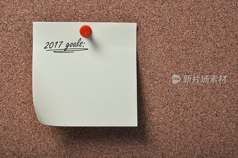 在公告板上写下2017年的目标