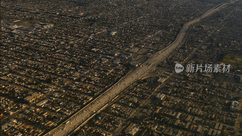 飞机窗外的洛杉矶郊区鸟瞰图