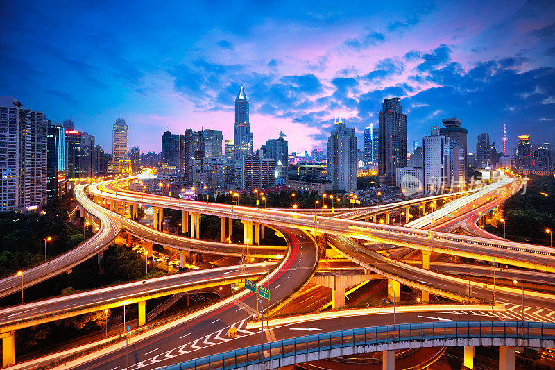 上海高架道路交汇处和立交桥