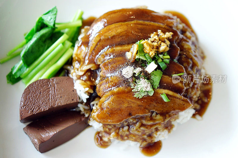 清蒸的北京烤鸭配上米饭浇汁，配上煮熟的中国花椰菜和凝结的鸭血，这是美味的泰国风格。