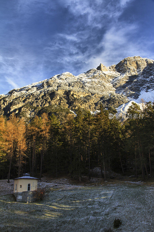 Bormio(意大利)-第一场雪的季节全景