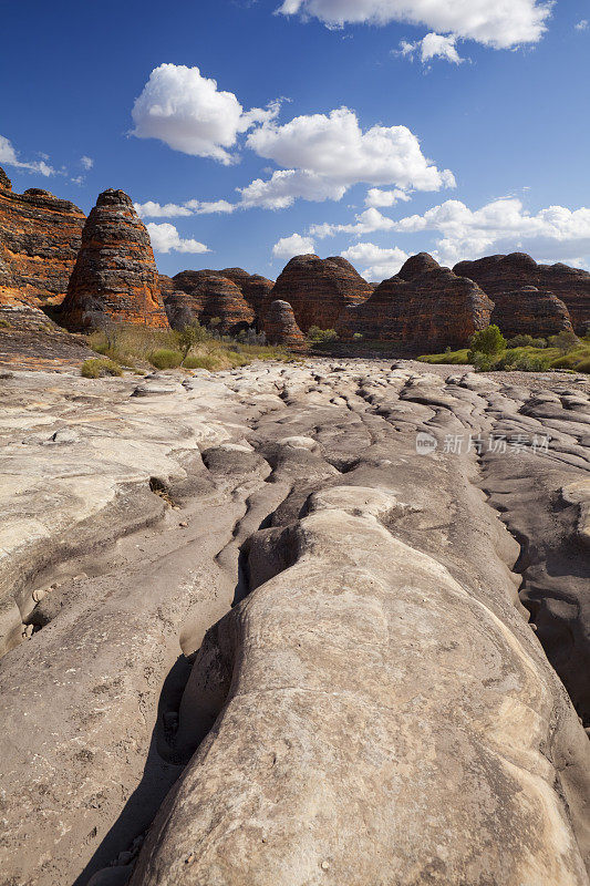 西澳大利亚普鲁卢鲁国家公园干涸的河床