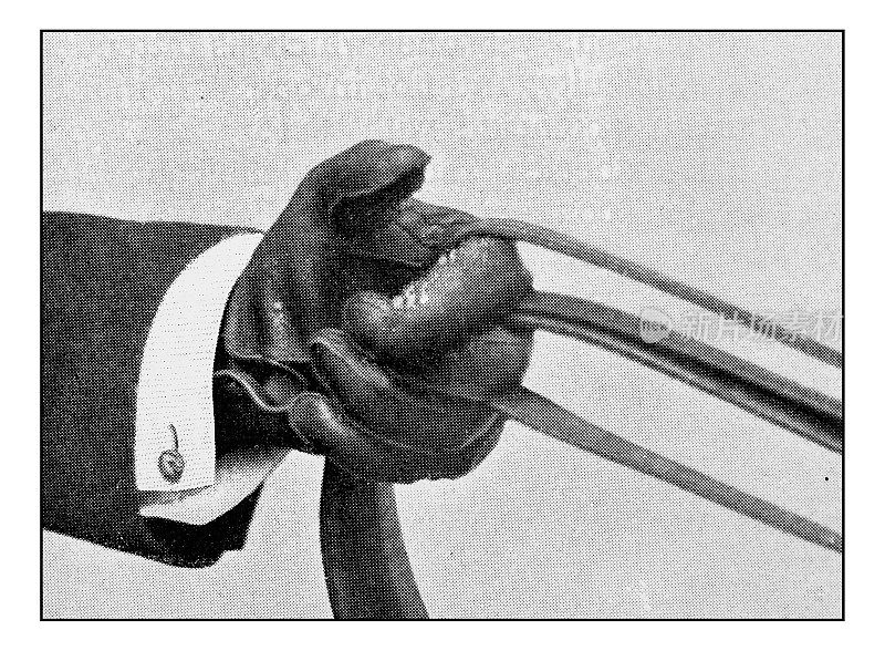 爱好和运动的古董点印照片:手抓缰绳