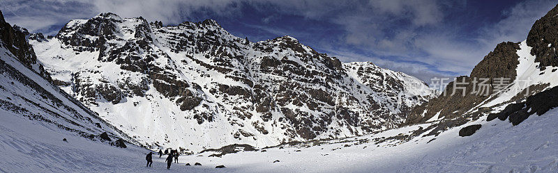 登山者攀登雪山峡谷