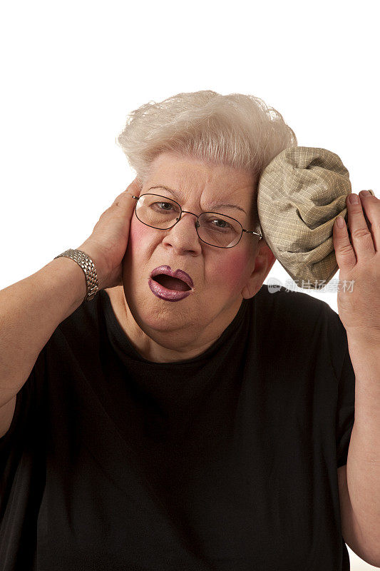 体重超标的老年妇女头痛，用冰袋抵着头
