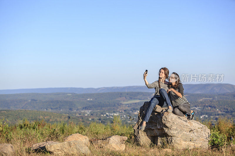 两名少女在山顶自拍