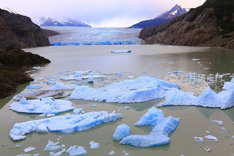 湖与冰川的全景——托雷斯·德尔·潘恩，巴塔哥尼亚
