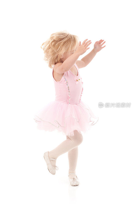 穿着粉色短裙的小芭蕾舞女演员