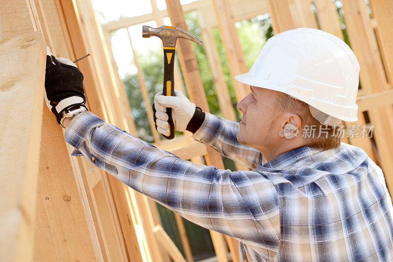 建筑工人在木屋的背景上