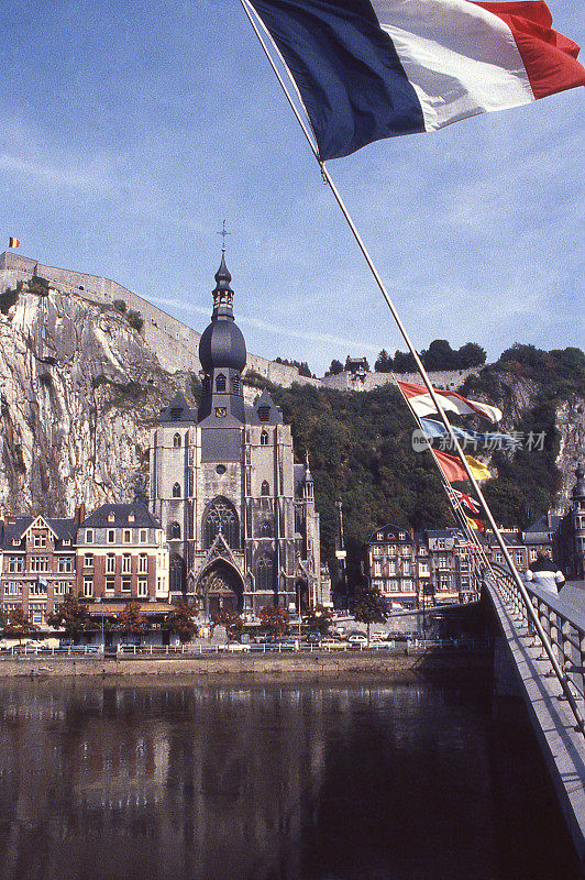 城堡和带有旗帜的教堂横跨比利时迪南默兹河