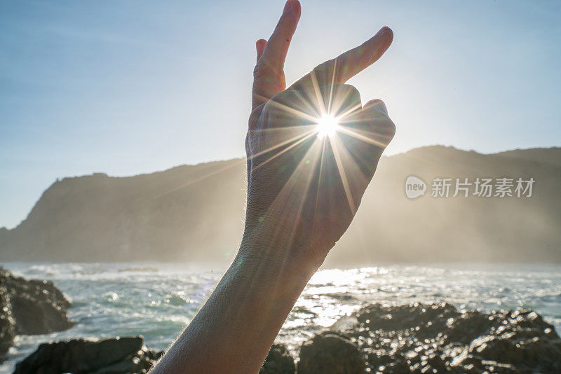 细节的手伸到杯射线日出