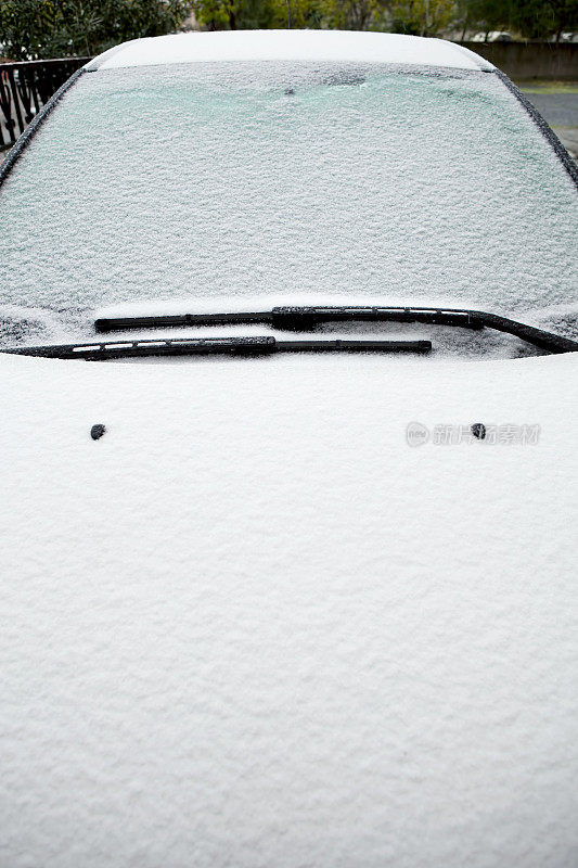 车前覆盖着积雪