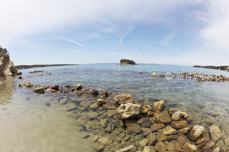 空旷的海滩，岛屿，岩石和地中海的克罗地亚