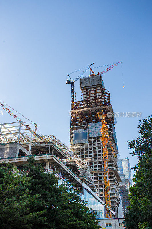 多台建筑起重机在一个新的高层结构