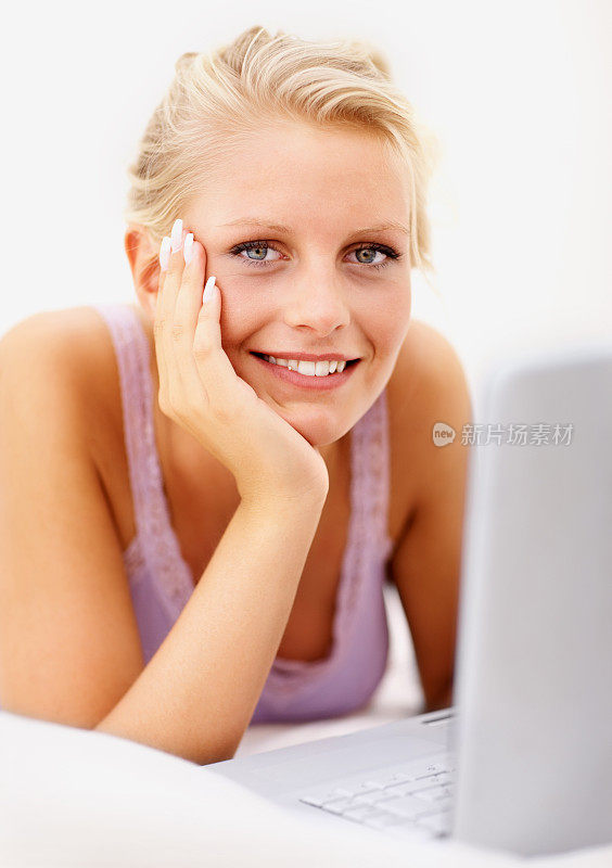 年轻漂亮的女士在用笔记本电脑