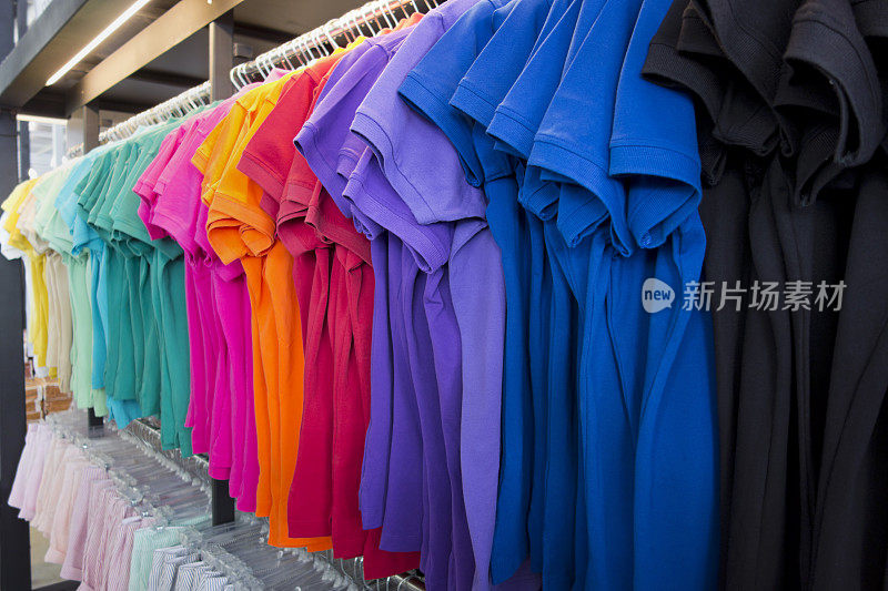 零售商店里出售色彩鲜艳的衬衫和衣服。