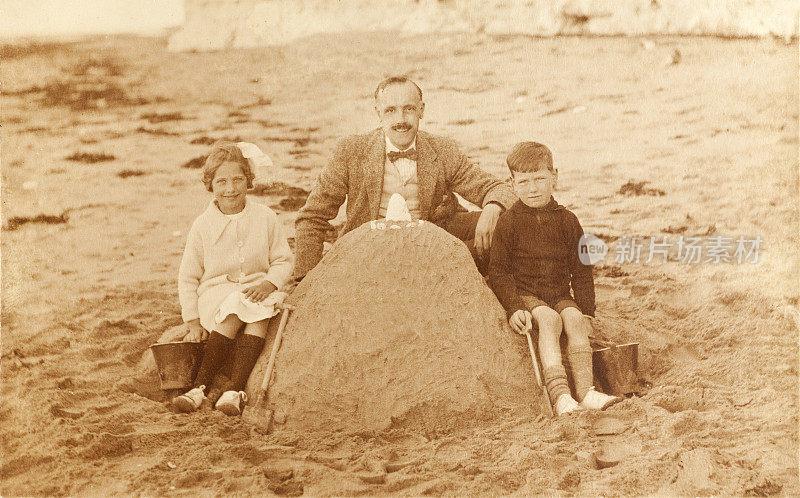 海滩上的父亲和孩子们