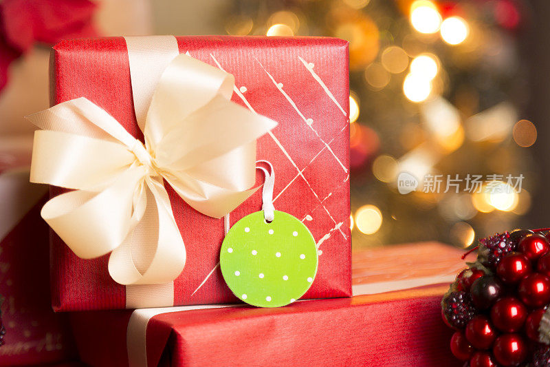 圣诞节:包装精美的节日礼物。空白标签的礼物。
