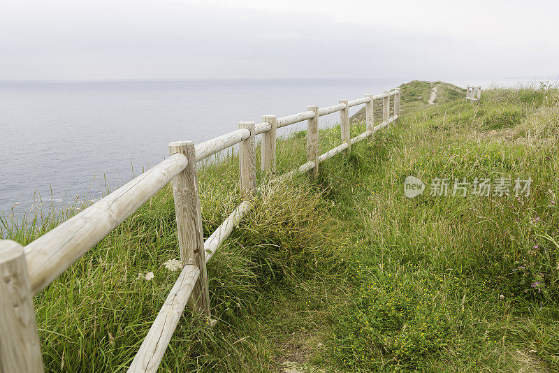 乡间小路靠近悬崖