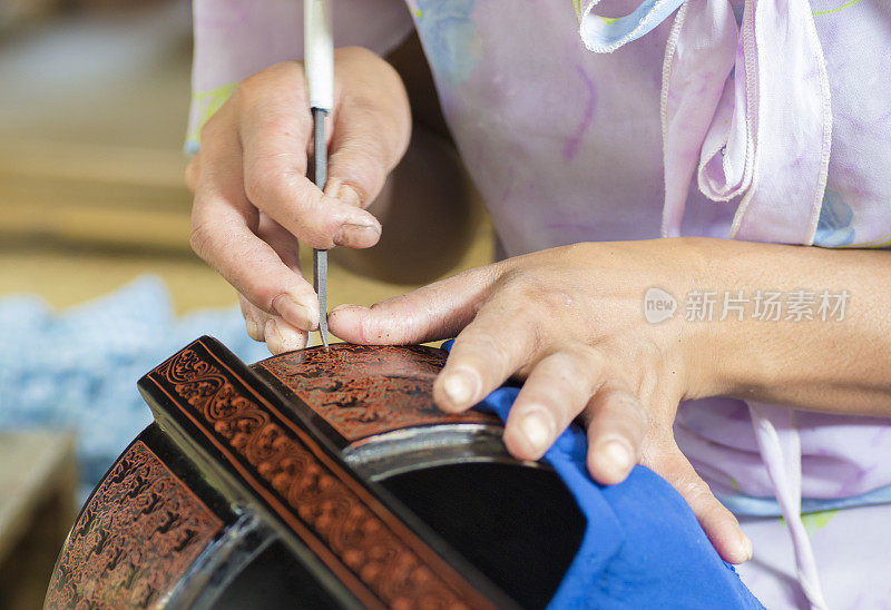 女人复杂地蚀刻漆器