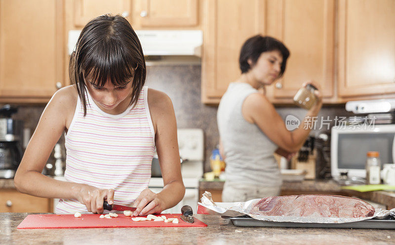 家人，母亲和女儿，一起做饭