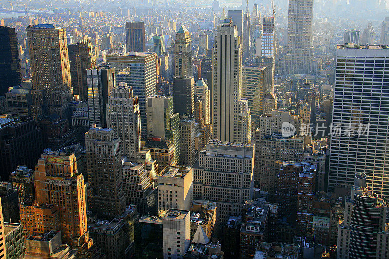 曼哈顿屋顶上的纽约日落全景